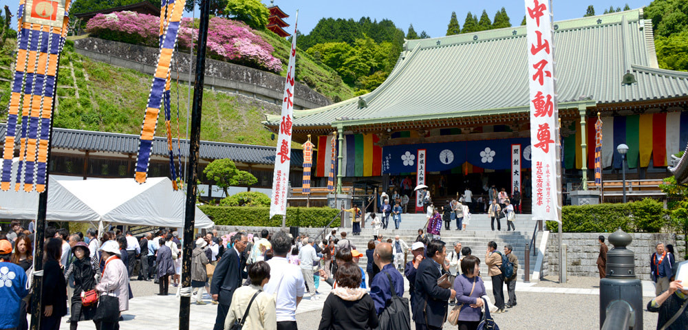 法要の大本堂前