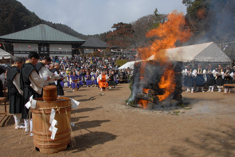 立教柴燈大護摩祈願祭で燃えさかる護摩の炎