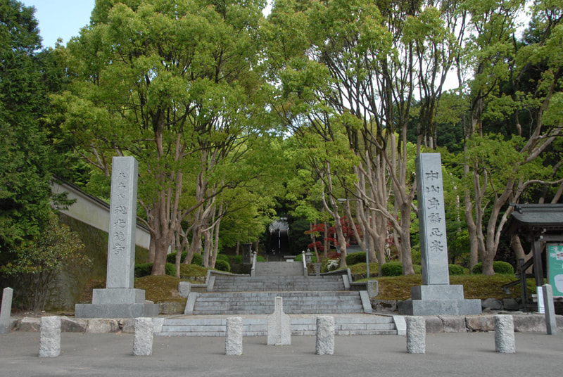 瀧光徳寺山門の石柱